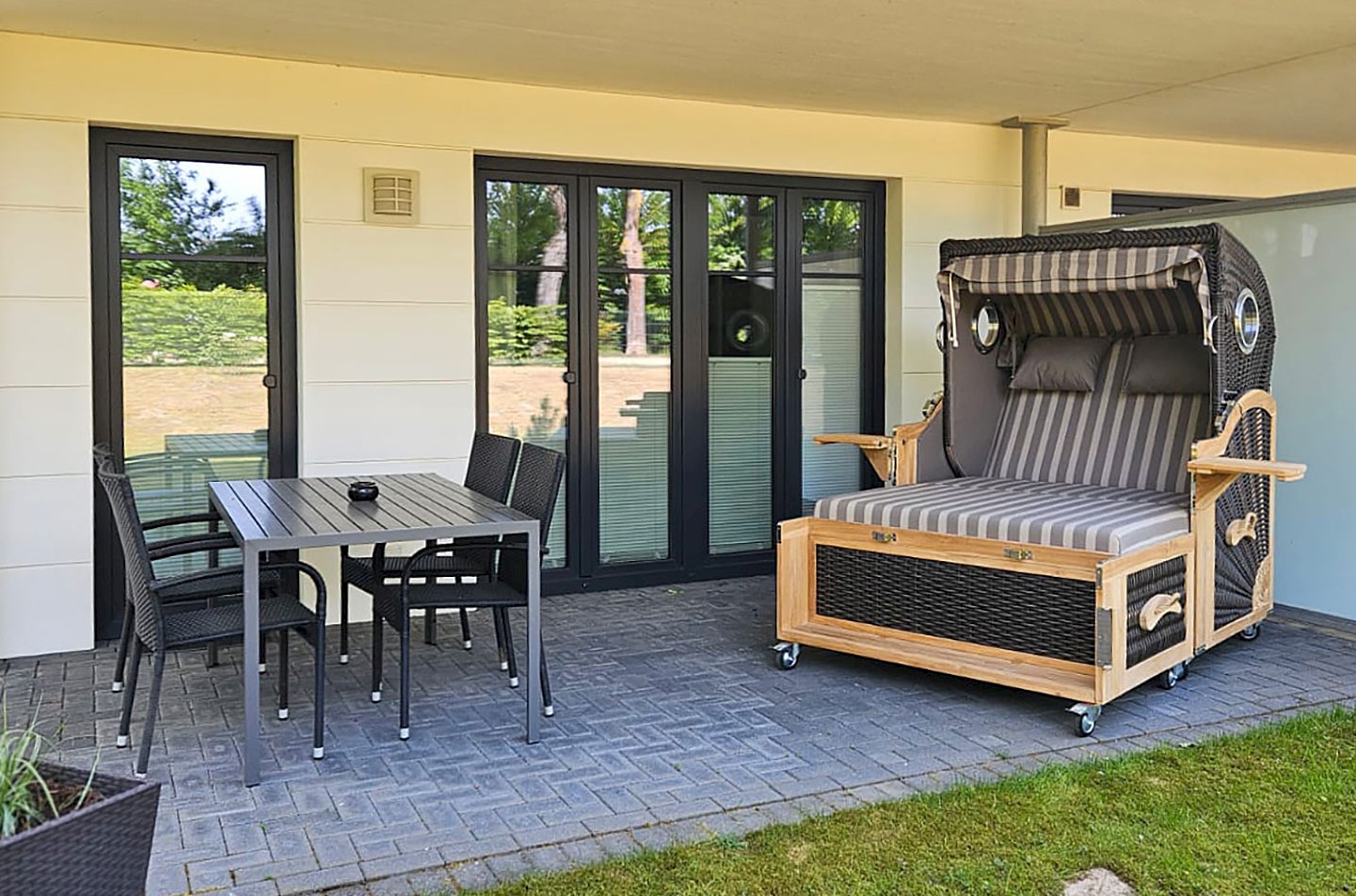 Die Nordterrasse mit Sitzgelegenheiten und Strandkorb .