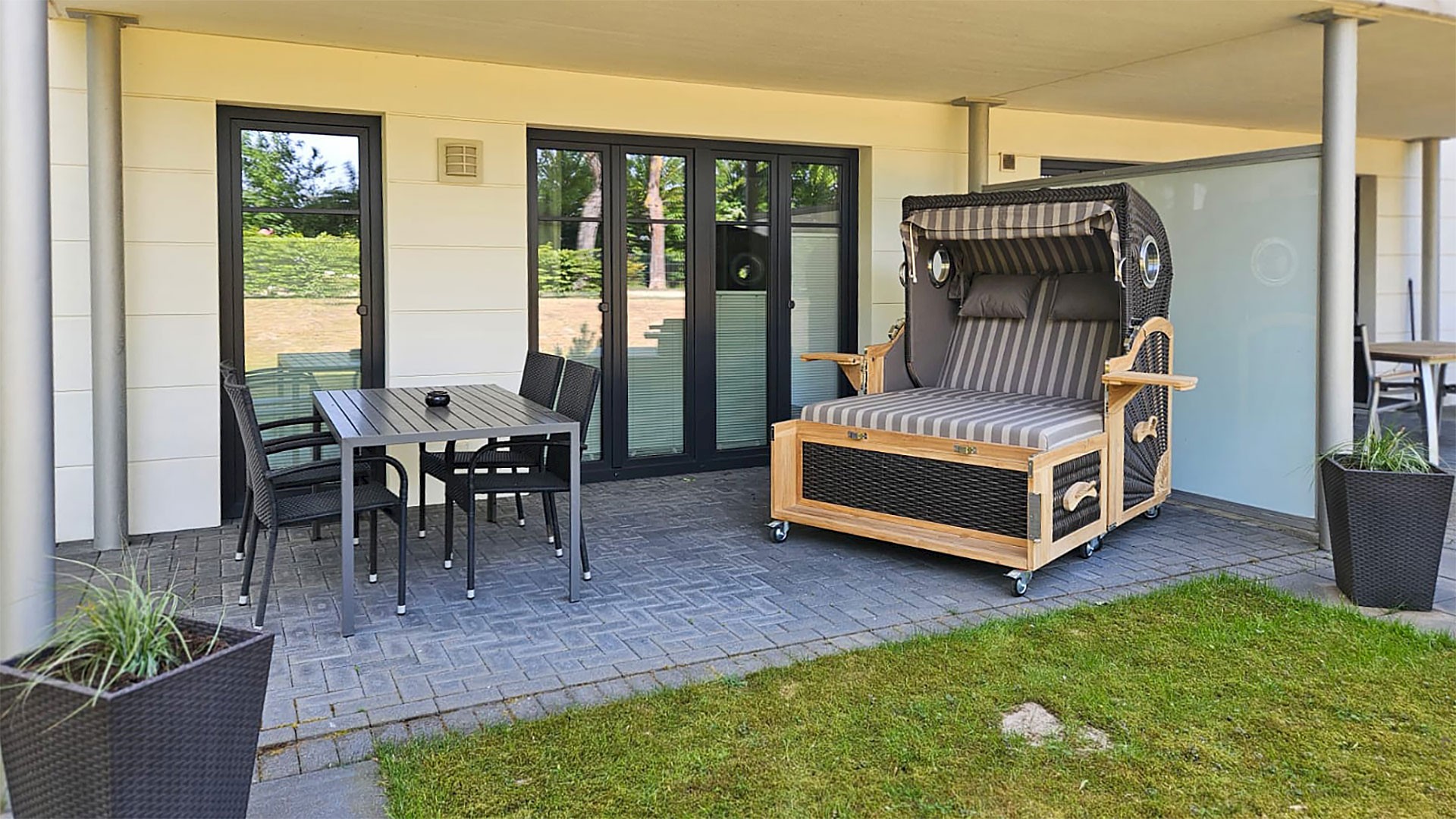 Die eigene Nordterrasse der Ferienwohnung 8 ist u.a. mit einem komfortablen Strandkorb ausgestattet.