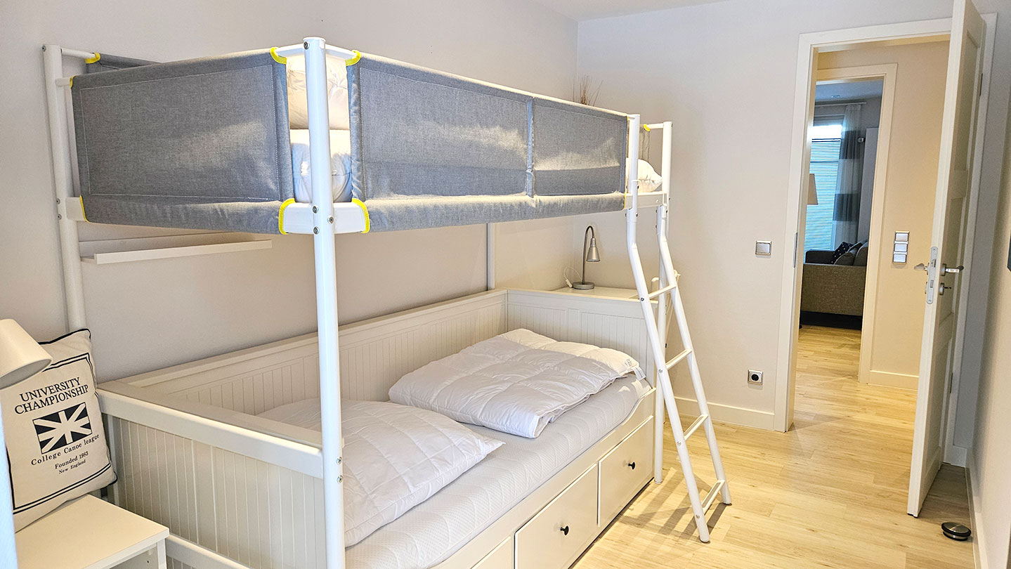 Das zweite Schlafzimmer mit Etagenbett. Mit wenigen Handgriffen läßt sich das untere Bett zu einem großen Bett arrangieren – im Queensize Format.
