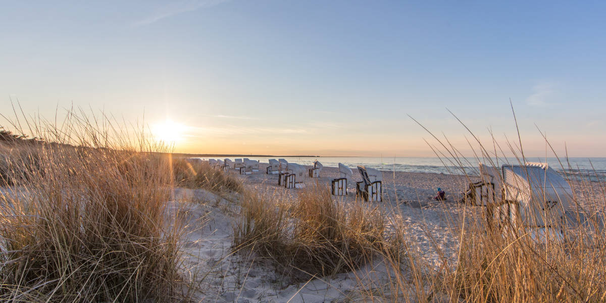 Weißer, feiner Sandstrand bei Sonnenuntergang